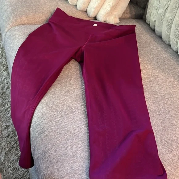 Women’s UNDER ARMOR WORKOUT CAPRIS ❤️💜💜 Excellent condition… - Picture 5 of 6